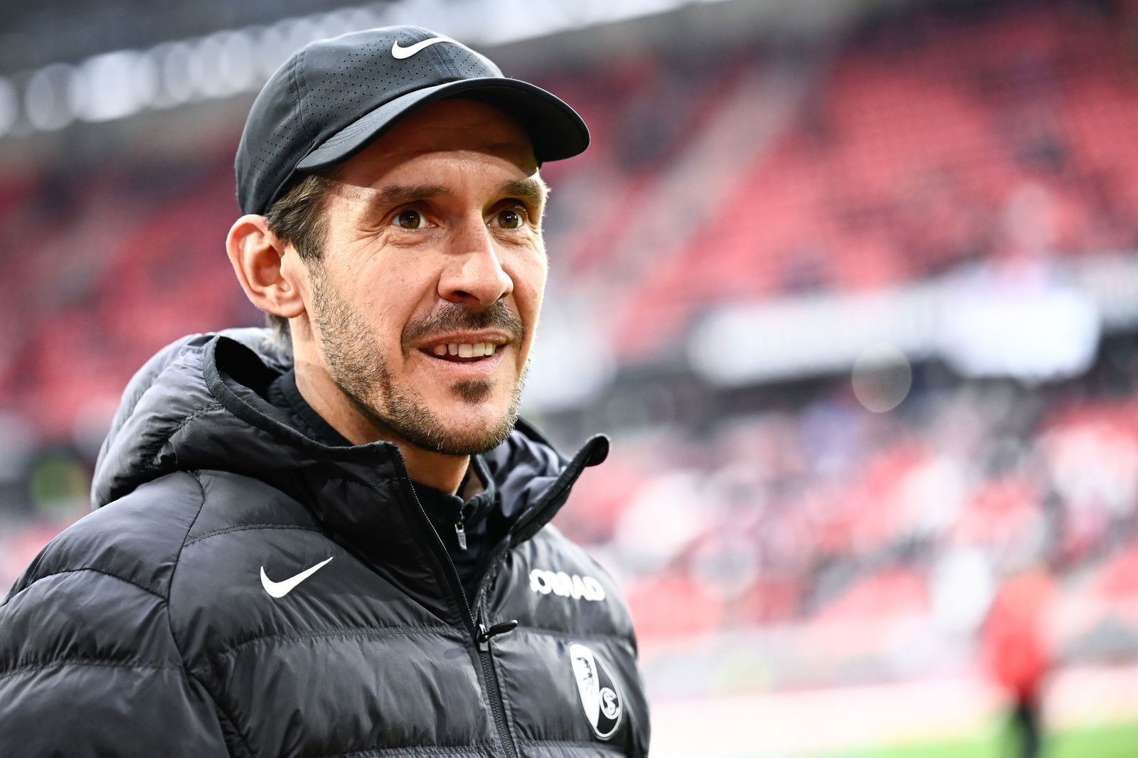 Freiburgs Trainer Julian Schuster geht mit Zuversicht ins Achtelfinal-Rückspiel gegen Genk. (Archivbild)