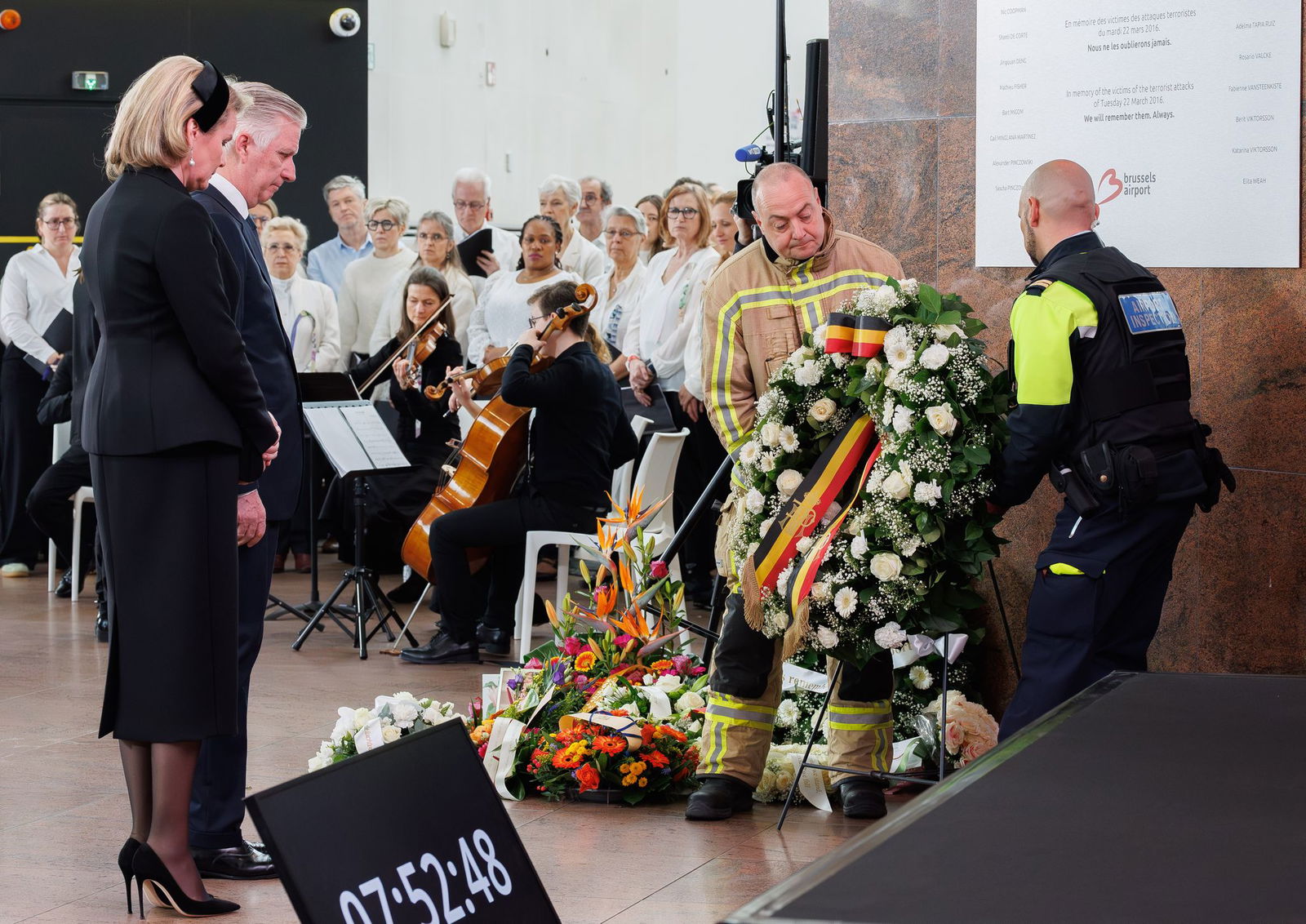 Gedenken am Brüsseler Flughafen: Zu den Teilnehmern der Zeremonie gehörten auch Königin Mathilde und König Philippe.