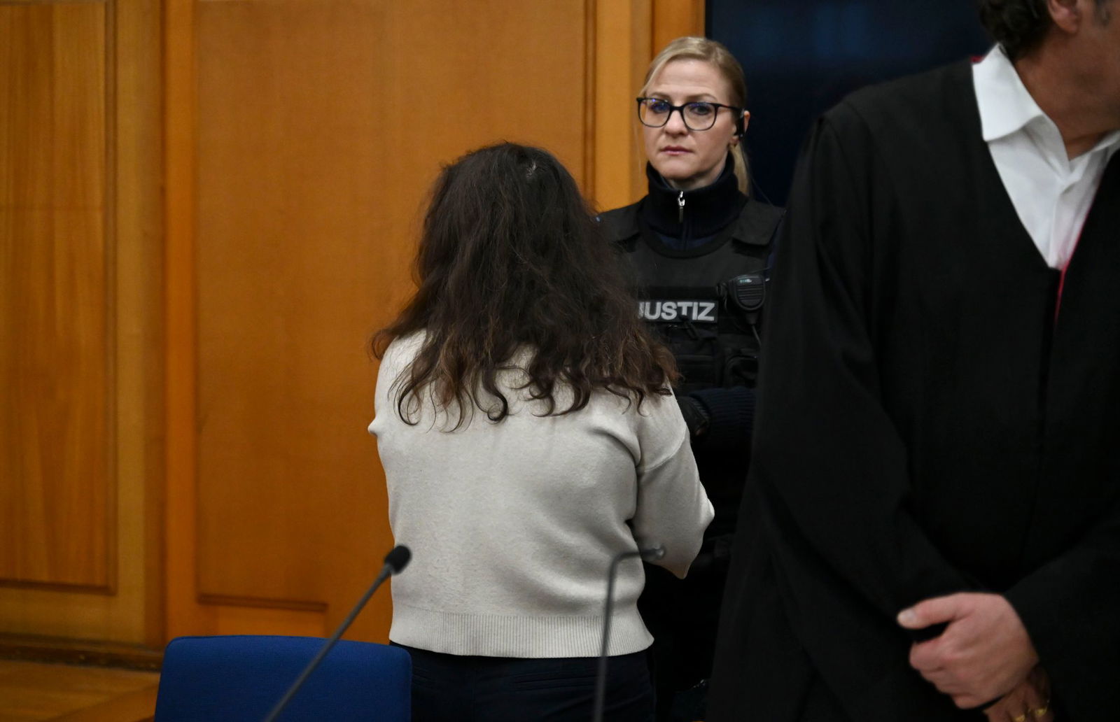 Eine 25-jährige angehende Notfallsanitäterin soll versucht haben, mehrere Kollegen aus Frust und Neugier zu vergiften. 