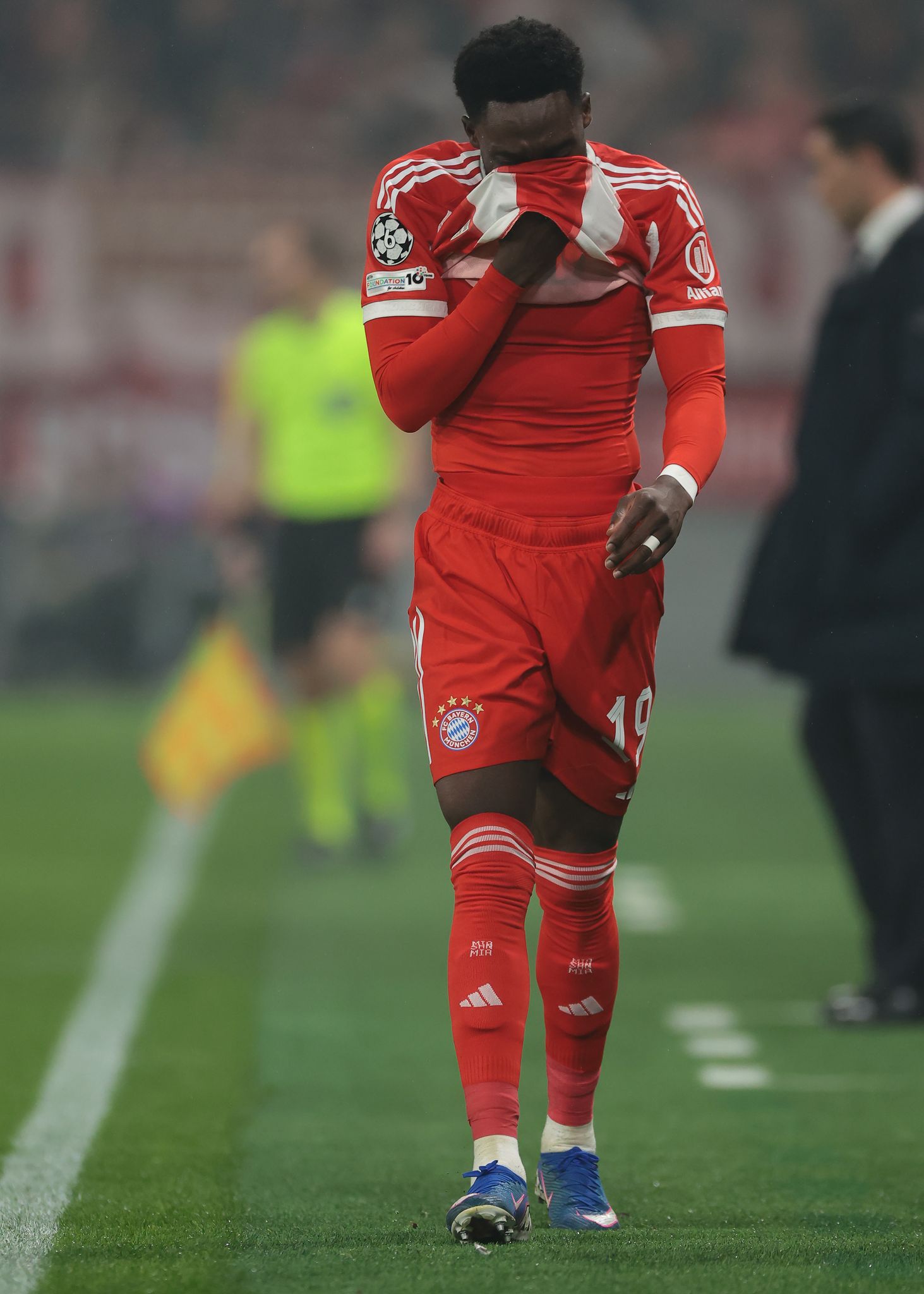 Ein frustrierter Alphonso Davies nach seiner nächsten Muskelverletzung in Bergamo.