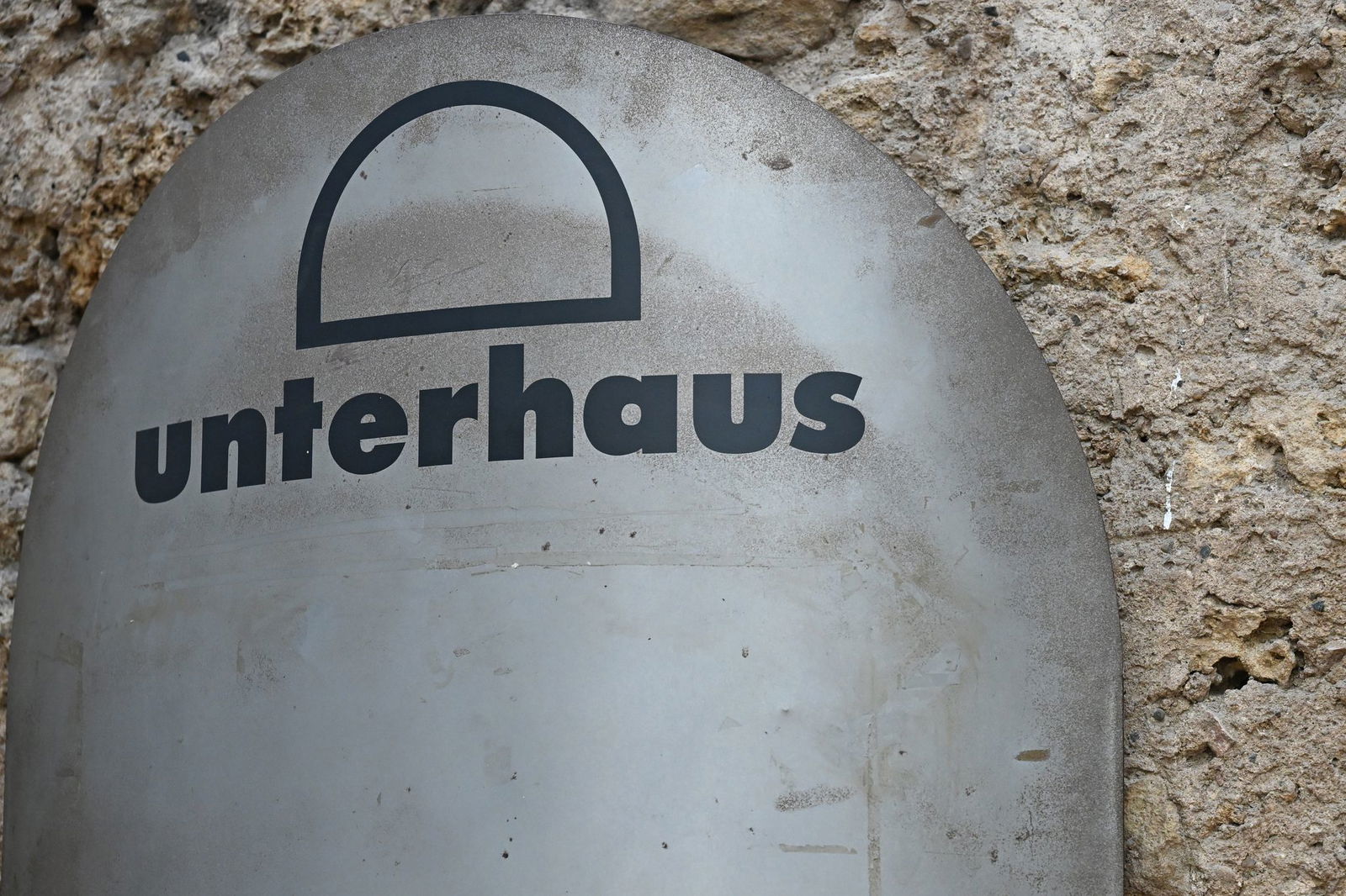 Im Unterhaus wird zwischen rauen Mauern gespielt. 