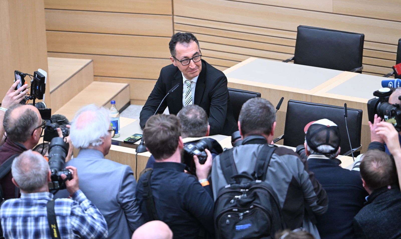 Grünen-Politiker Cem Özdemir warnt vor übertriebenen Erwartungen angesichts der Haushaltslage.