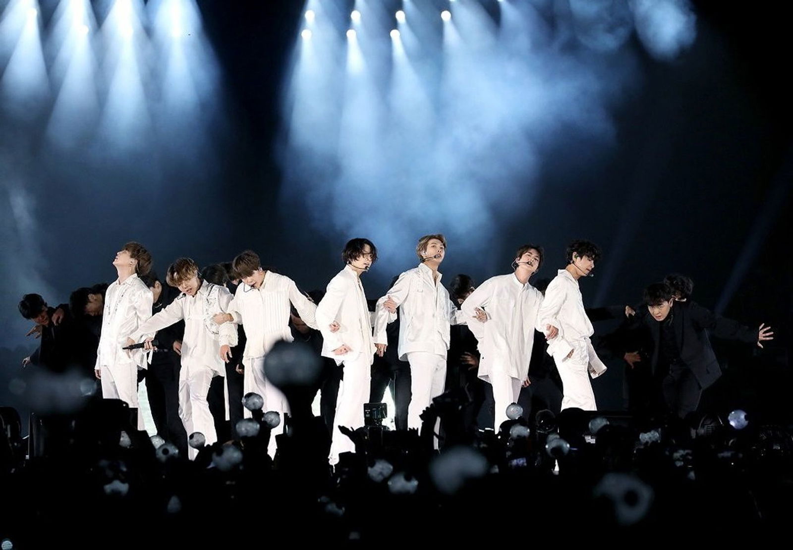 Bald wird die südkoreanische Boyband BTS wieder auf der großen Bühne stehen - wie hier 2019 im King Fahd International Stadion in Saudi-Arabien. (Archivfoto)