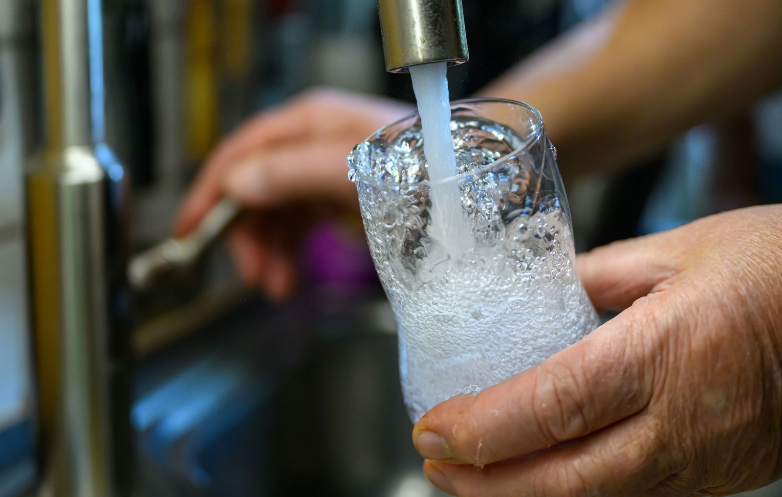 Wertvolles Gut Trinkwasser - das Statistische Landesamt verzeichnet einen langfristigen Anstieg der Trinkwasserkosten. (Symbolbild)