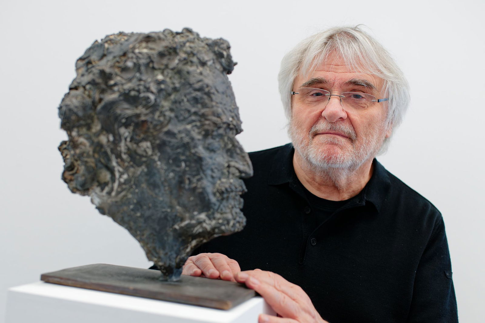 Künstler Thomas Duttenhoefer wurde in Speyer geboren und lebt seit 1979 in Darmstadt.