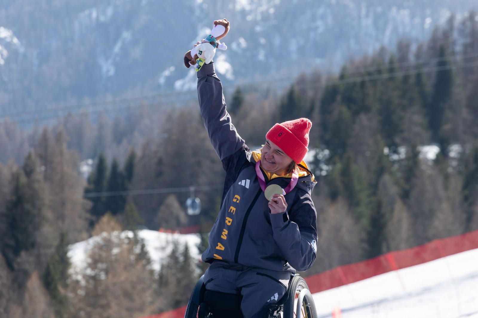 Erstes deutsches Gold: Anna-Lena Forster mit ihrer Medaille.