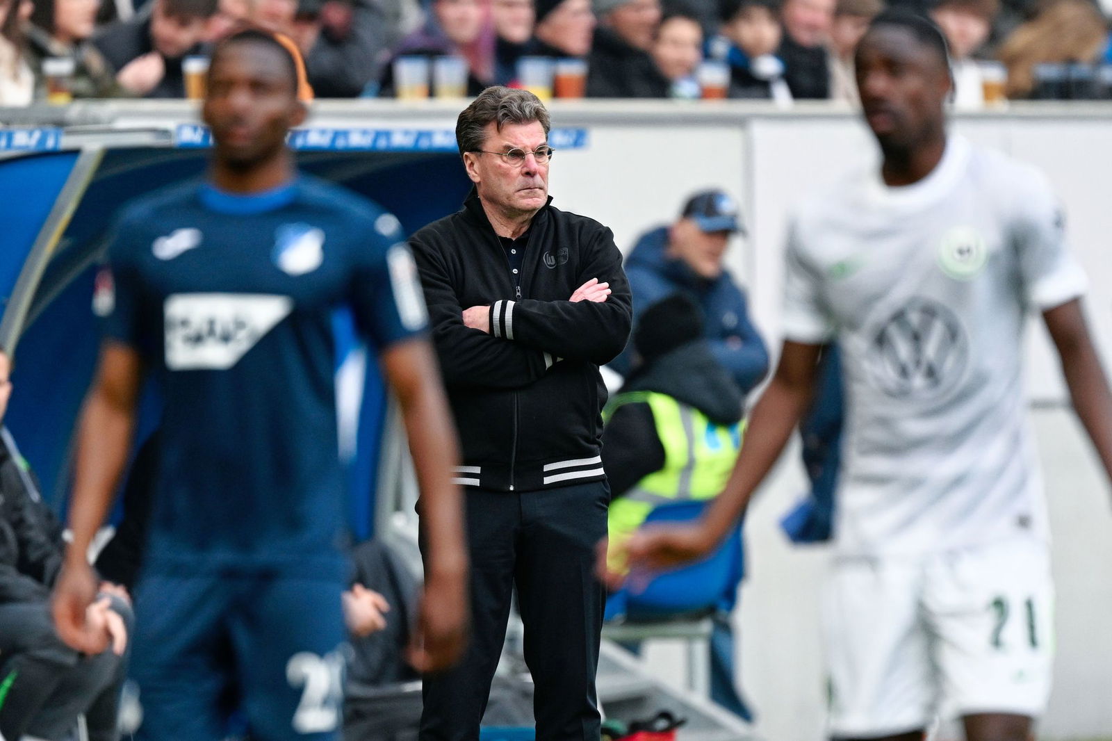 Dieter Hecking (M) bei seinem Comeback als Bundesliga-Trainer.