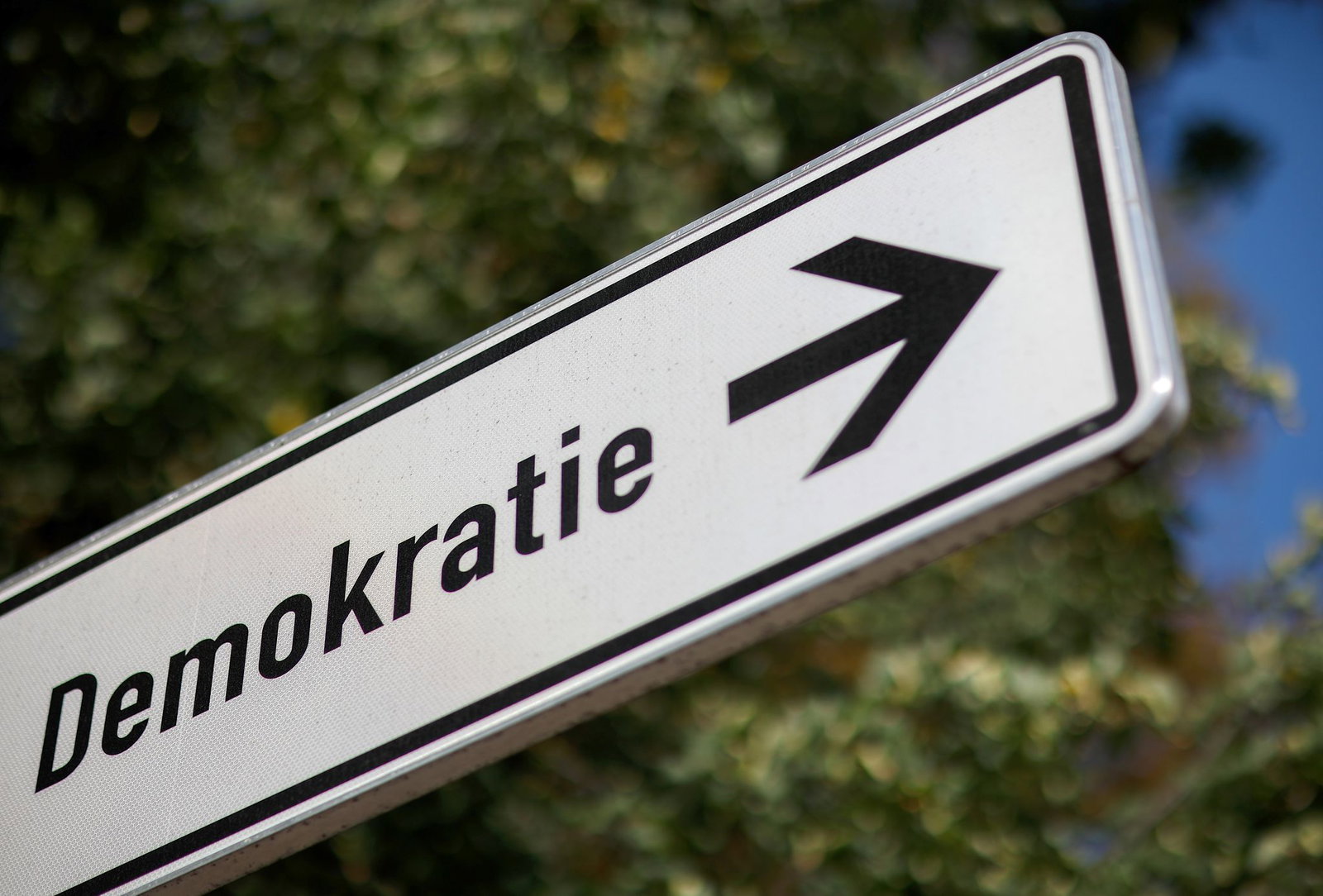 Initiativen der Zivilgesellschaft sehen sich laut einer Analyse der Amadeu Antonio Stiftung systematisch unter Druck gesetzt. (Symbolbild)