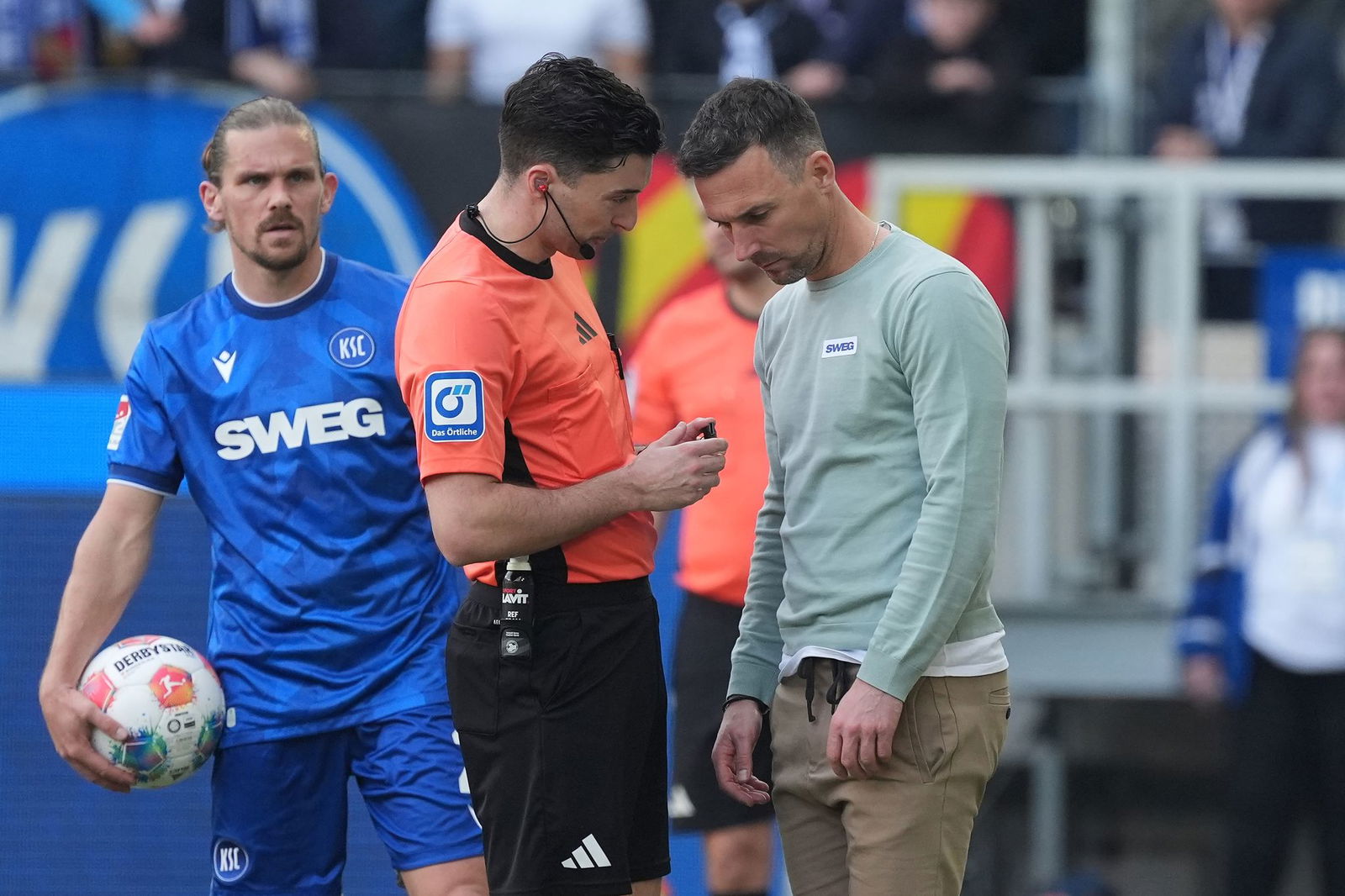 Auf die Emotionen kommt es an: Trainer Christian Eichner im Gespräch mit Schiedsrichter Florian Badstübner