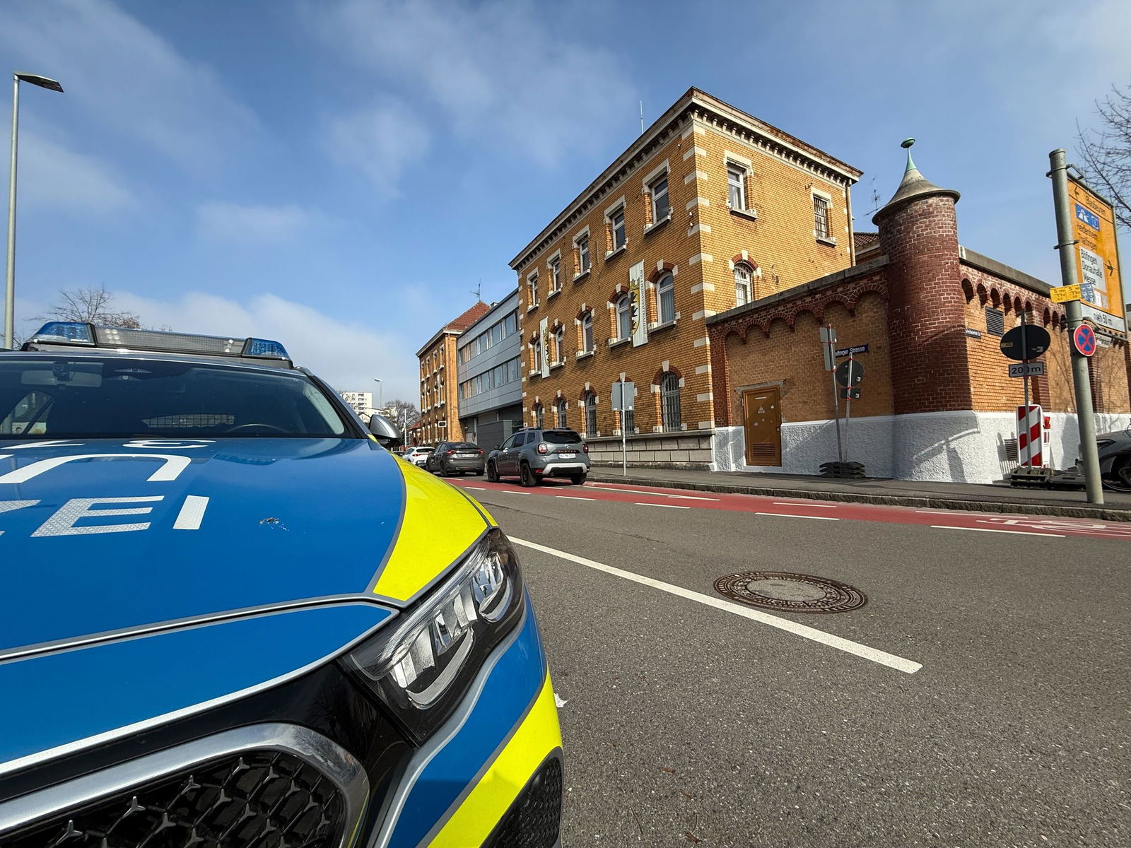 Zwei Insassen wurden nach dem Brand von Sanitätern untersucht. Beide blieben unverletzt.