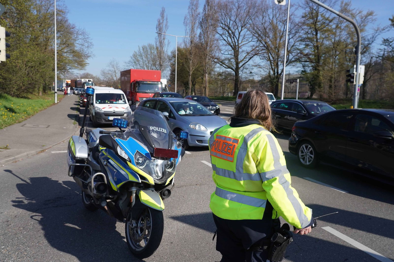 Die Polizei musste den Verkehr regeln.