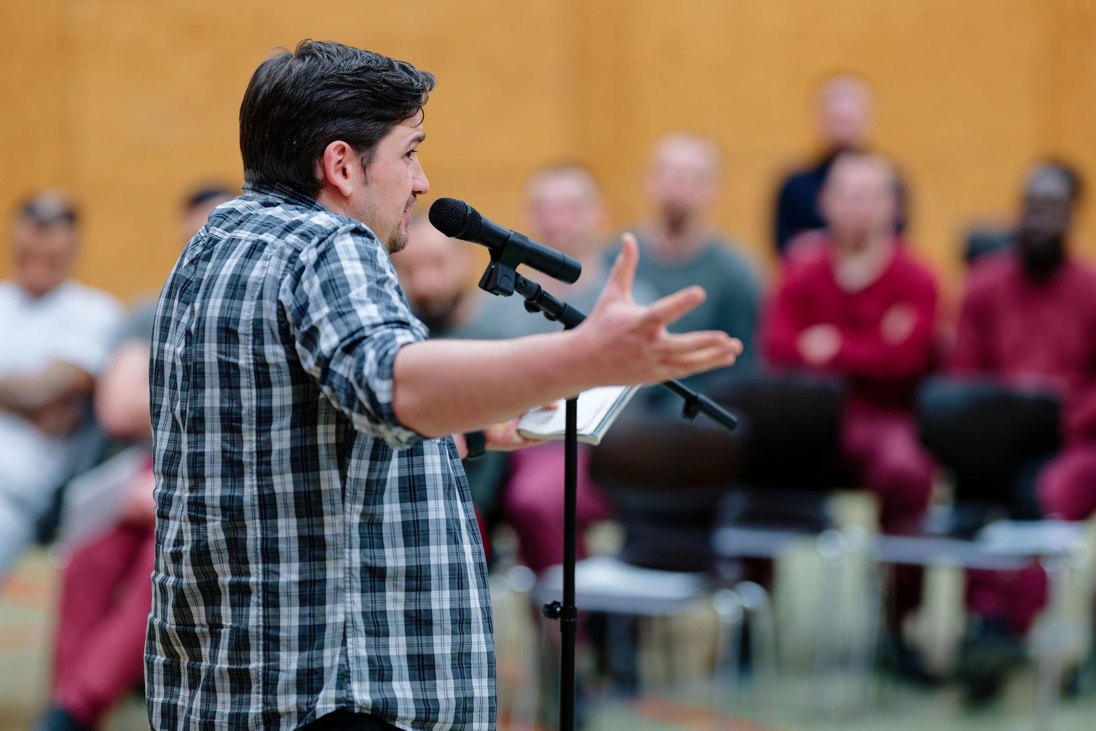 Autor Gusto trug den Sieg in Form einer Trophäe aus der Arbeitstherapie der JVA davon.