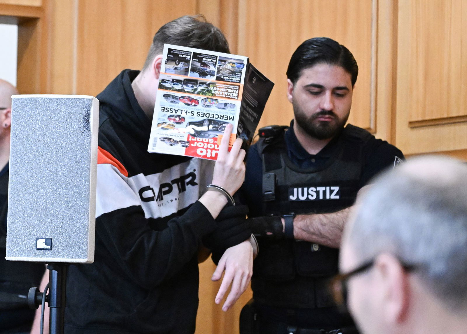 Der 18-Jährige soll den Jungen auf dem Parkplatz angefahren haben - mit Absicht?