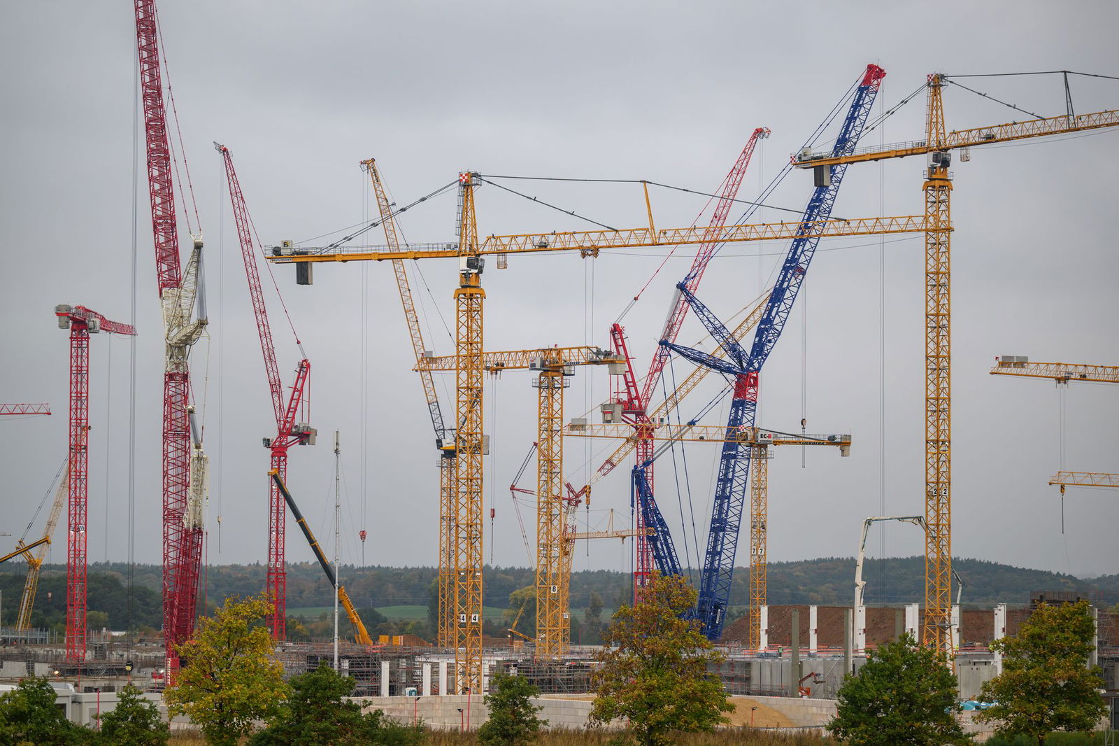 Warum der Kran umgestürzt ist, ist noch unklar. (Symbolbild)