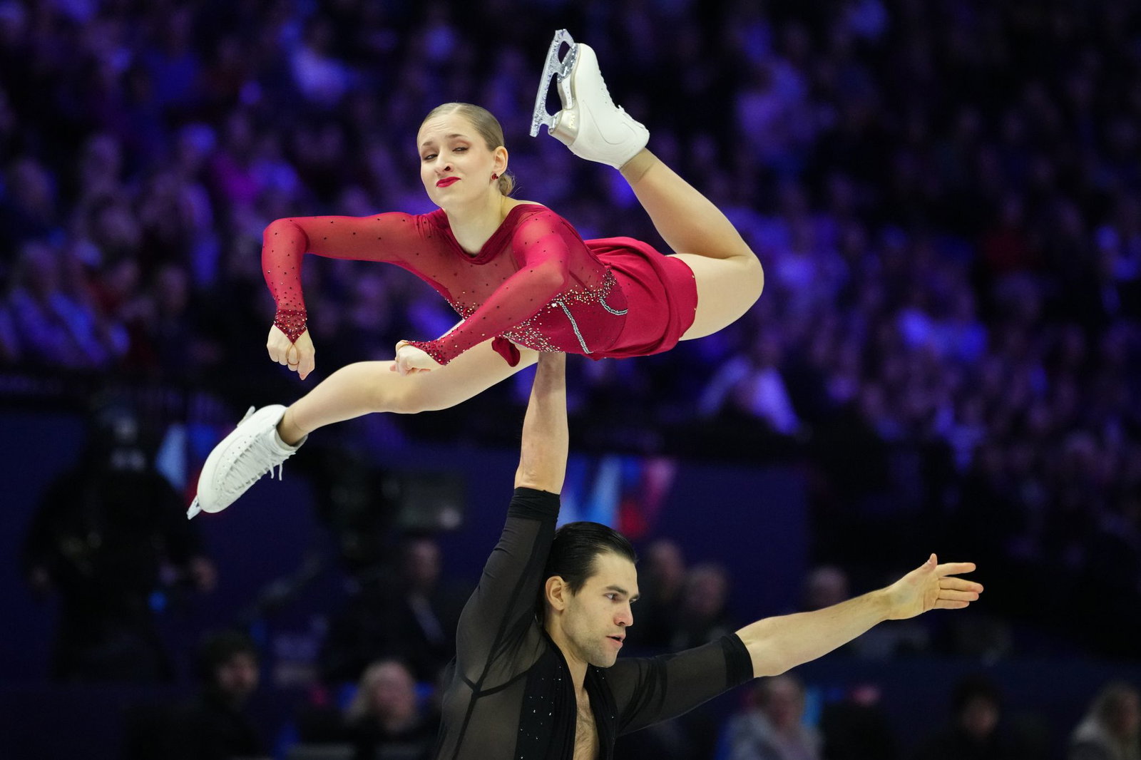 Minerva Hase und Nikita Volodin haben im Paarlaufen erstmals WM-Gold gewonnen.