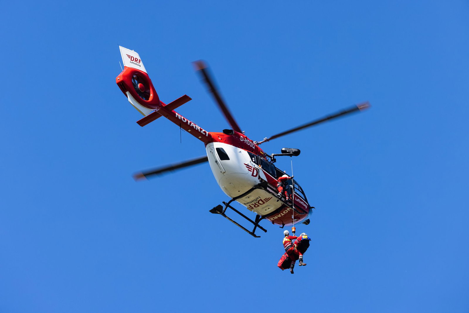 Der abgestürzte Wanderer wurde mit einer Seilwinde gerettet.(Symbolbild)