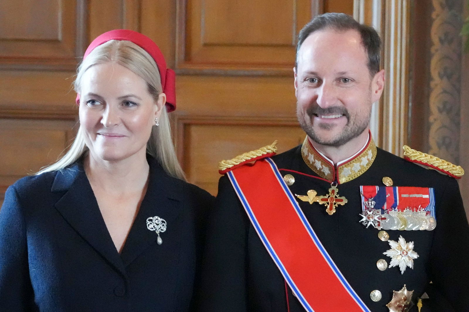 Kronprinz Haakon steht Kronprinzessin Mette-Marit zur Seite. 