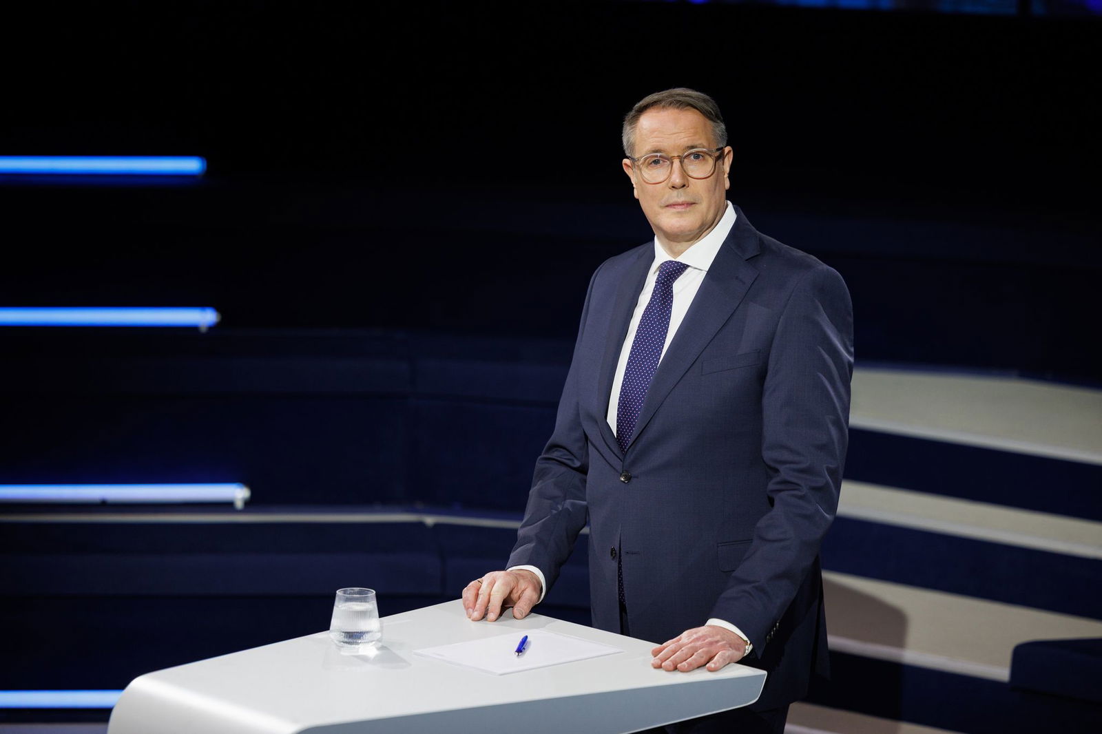 Ministerpräsident Schweitzer wünscht sich mehr Bewegung im Chemiedialog. (Archivbild)