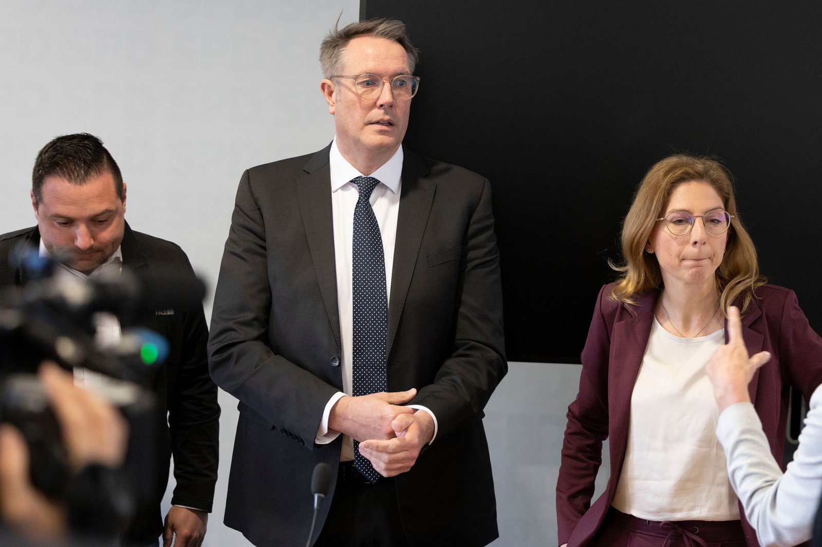 Alexander Schweitzer und Sabine Bätzing-Lichtenthäler bei der ersten Fraktionssitzung nach der Wahl. 