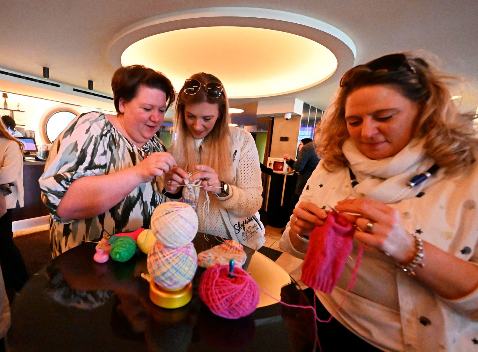 Schon bevor der Film startet, wird fleißig gestrickt. 