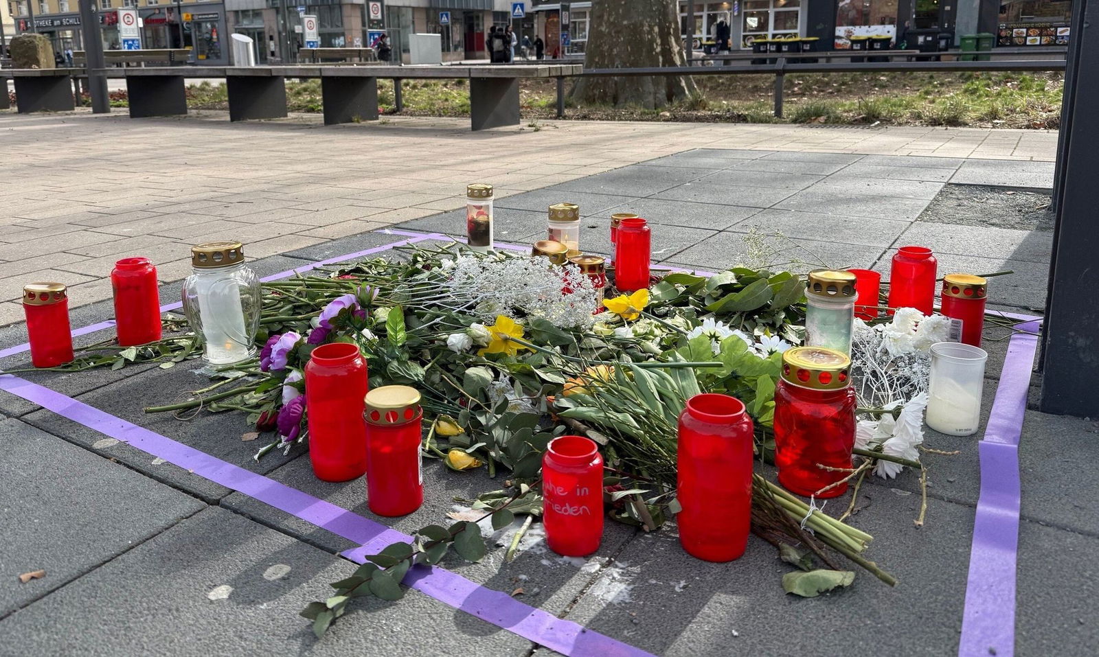 Kerzen und Blumen zeugen noch von der tödlichen Messerattacke in der Innenstadt von Kaiserslautern. 