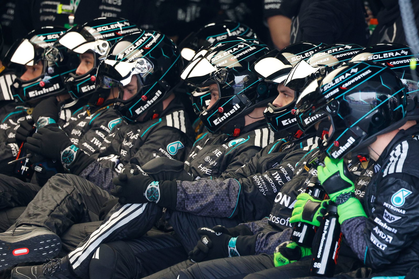 Die Mercedes-Crew hätte wohl gern auf die Zwangspause verzichtet.