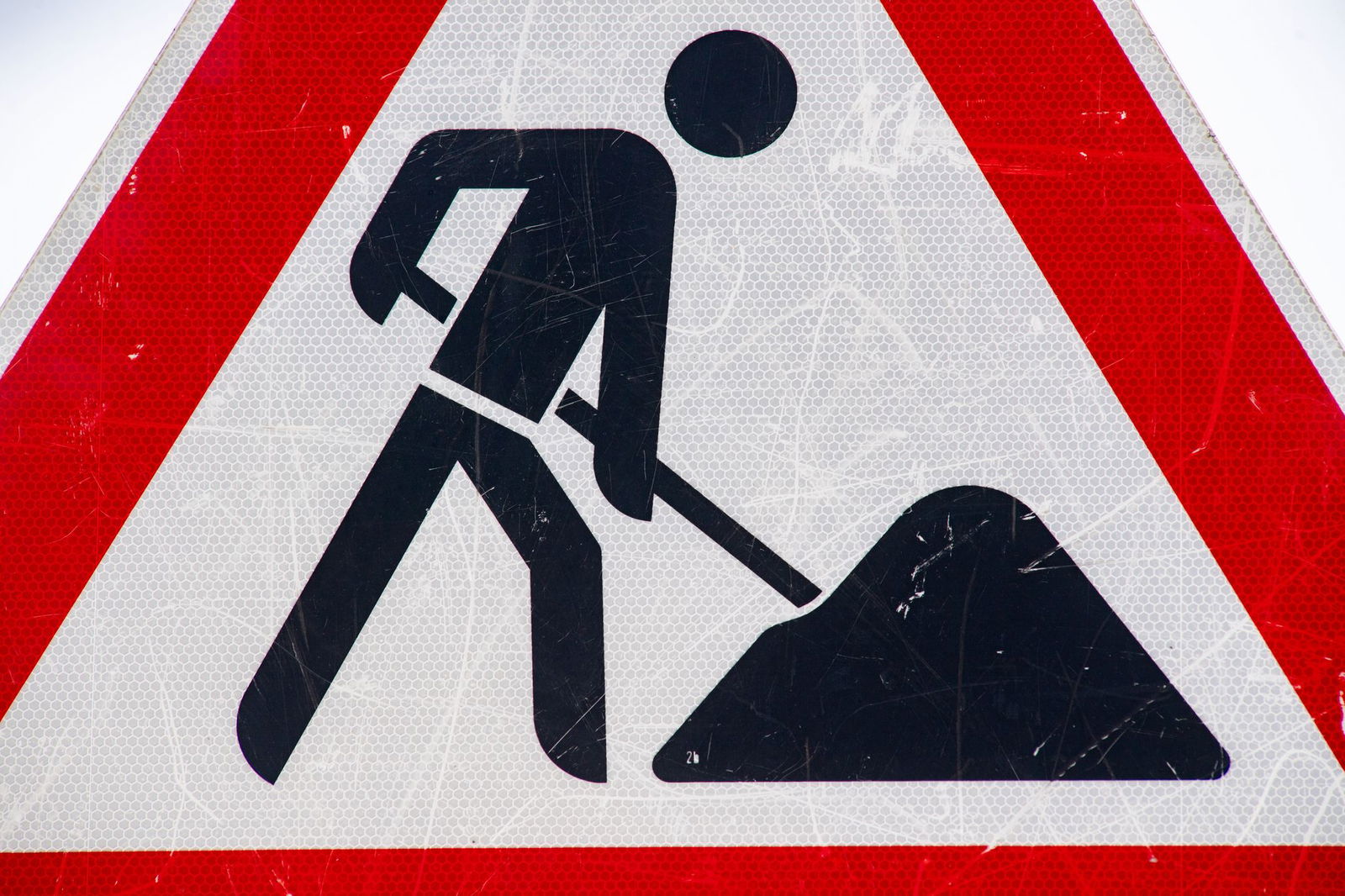 Während der Vollsperrung soll der Verkehr großräumig umgeleitet werden. (Symbolbild)