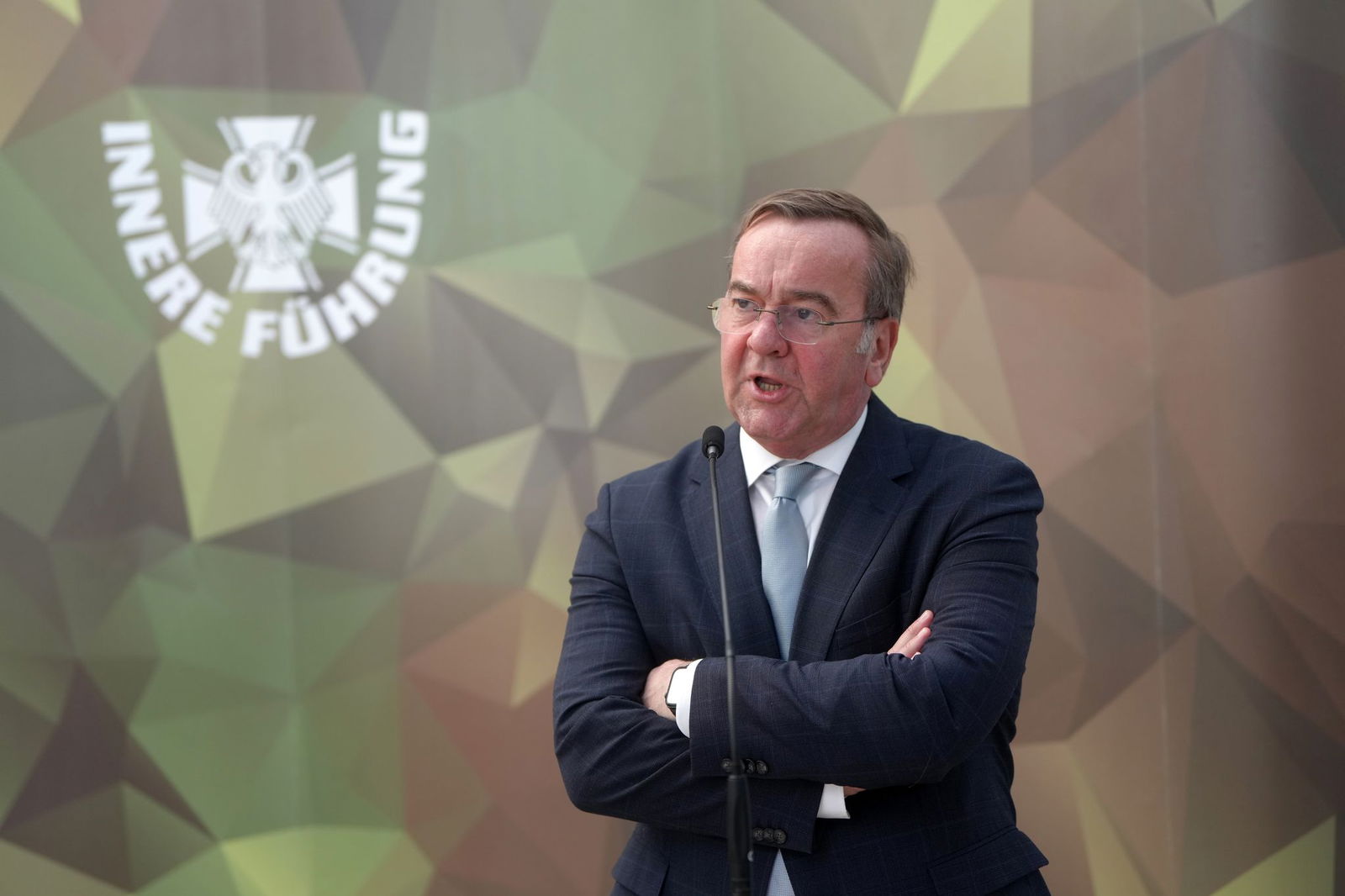 Bundesverteidigungsminister Boris Pistorius (SPD) spricht am Zentrum Innere Führung der Bundeswehr mit Soldaten.