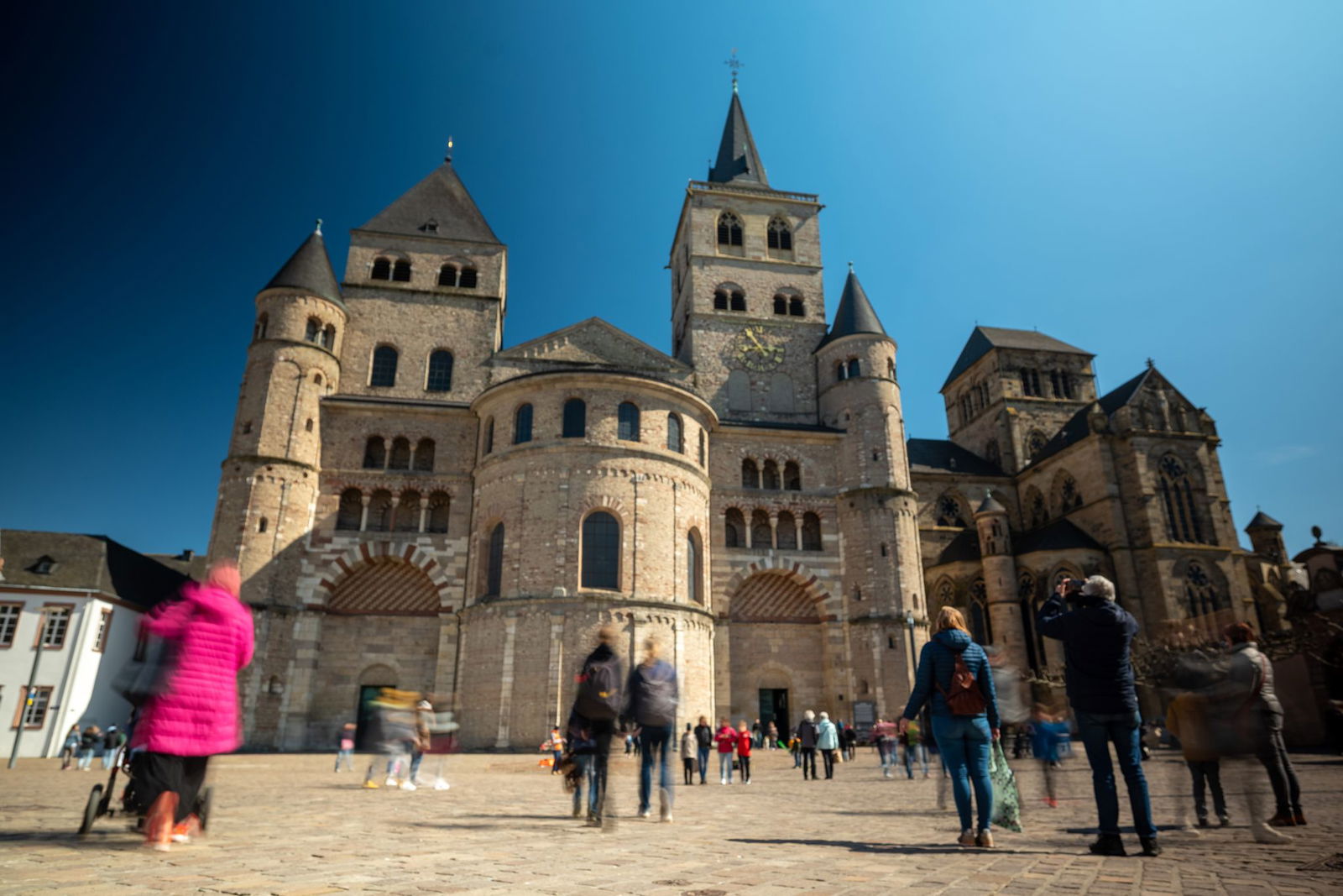 Hunderte Menschen besuchen täglich den Dom in Trier. (Archivbild)