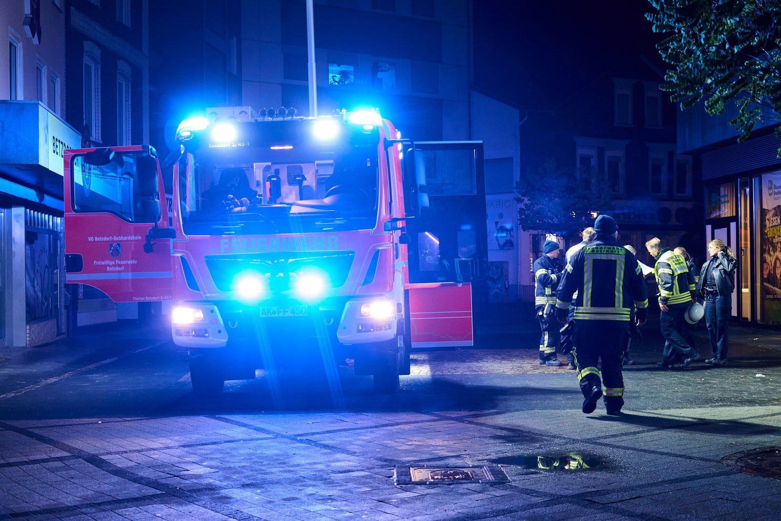 Die Feuerwehr wird in der Nacht zum Brand gerufen. (Symbolbild)