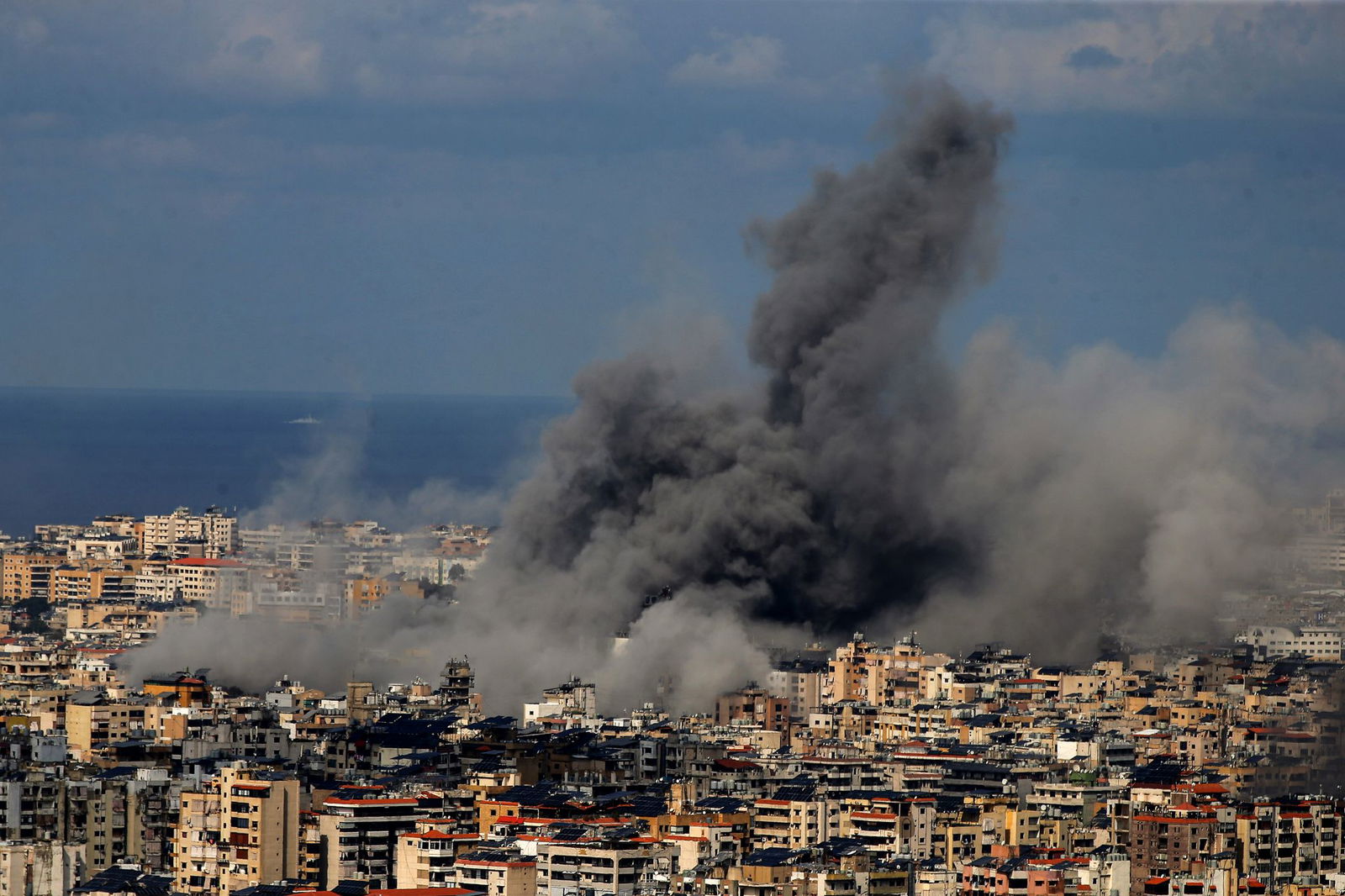 Auch die Angriffe zwischen Israel und dem Libanon reißen nicht ab - hier eine Explosion im Süden Beiruts.