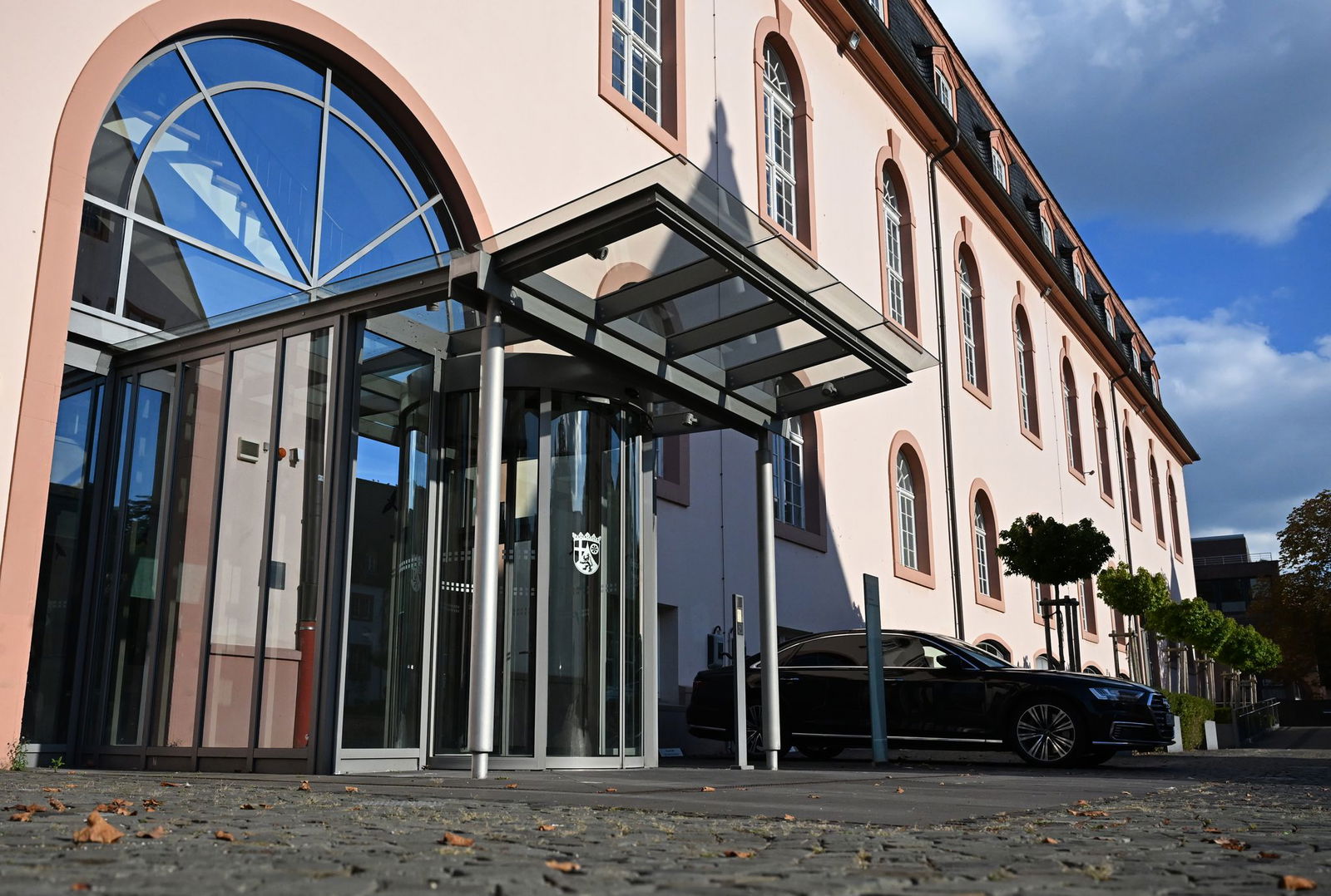 Bei dem Treffen sollen mögliche Maßnahmen zur Stabilisierung und Stärkung des Wirtschaftsstandorts Rheinland-Pfalz erörtert werden. (Symbolbild)