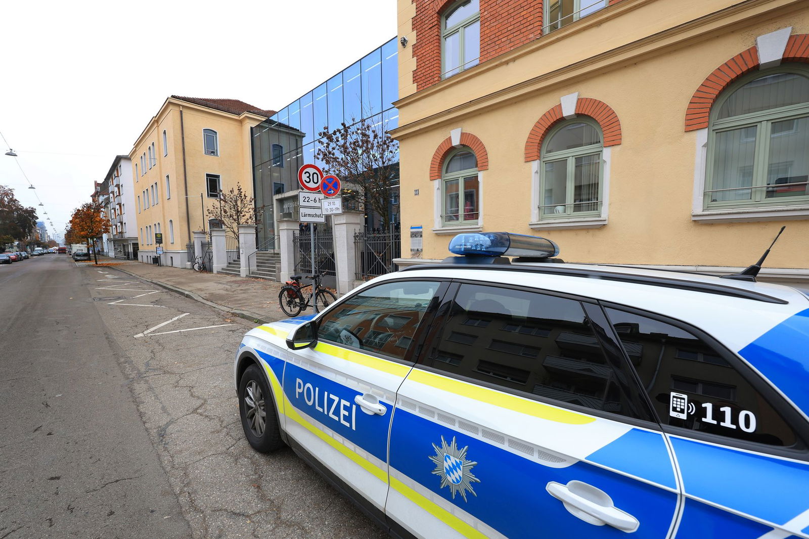 Beim Amtsgericht in Neu-Ulm müssen sich zwei Frauen wegen des Todes eines neugeborenen Jungen verantworten. (Archivbild)