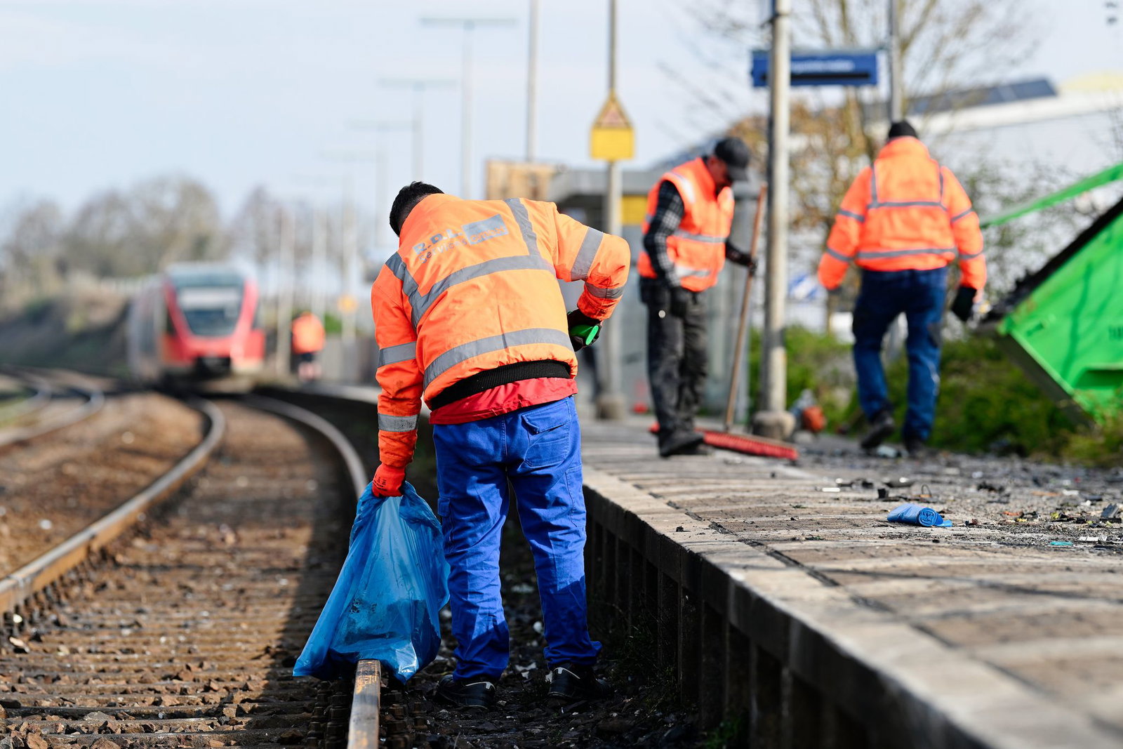 Mitarbeiter der Deutschen Bahn beseitigen am Bahnhof die Spuren des Unfalls.