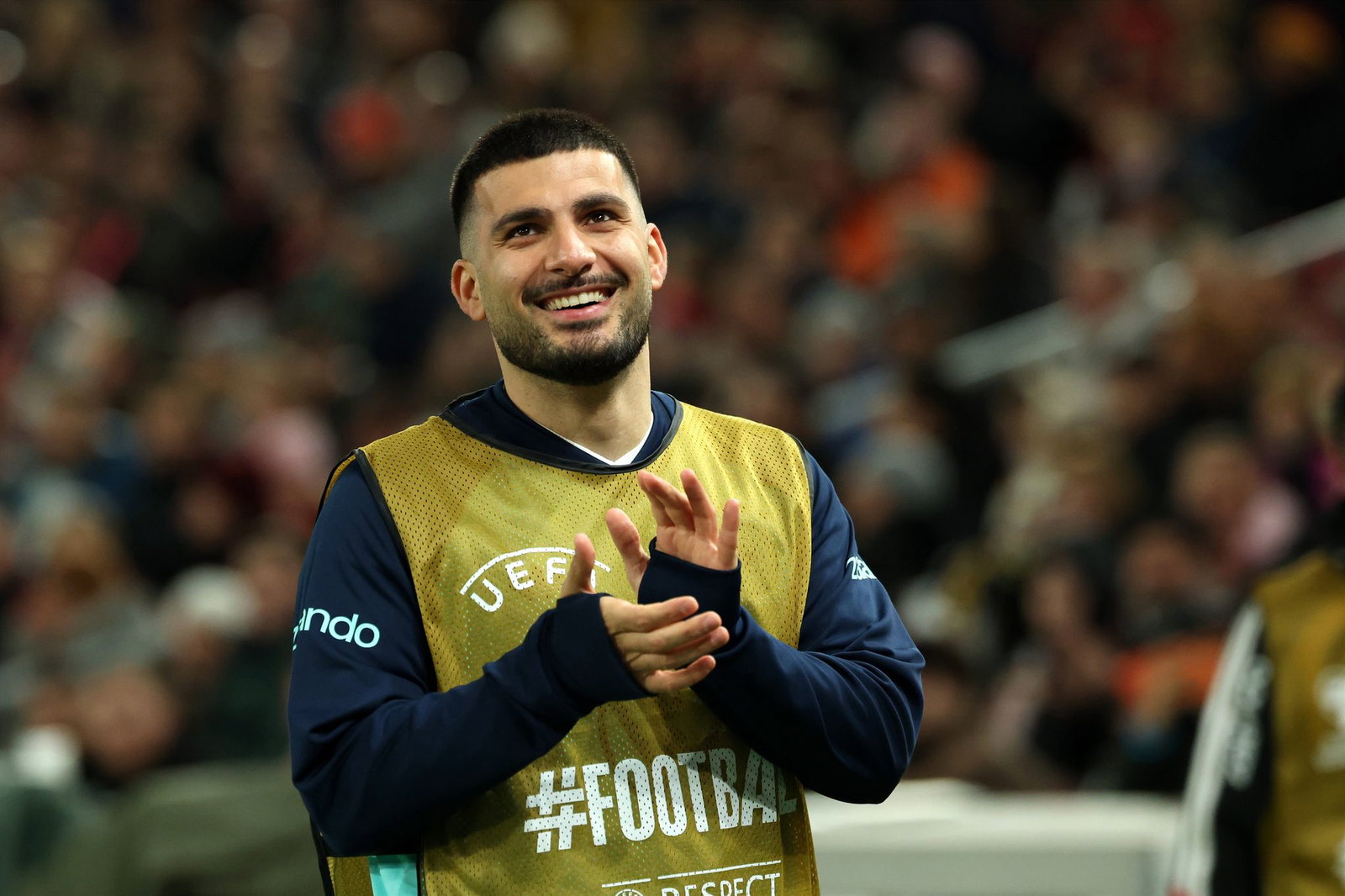 Der Stuttgarter Lokalheld Deniz Undav freut sich über die Rufe der Fans.