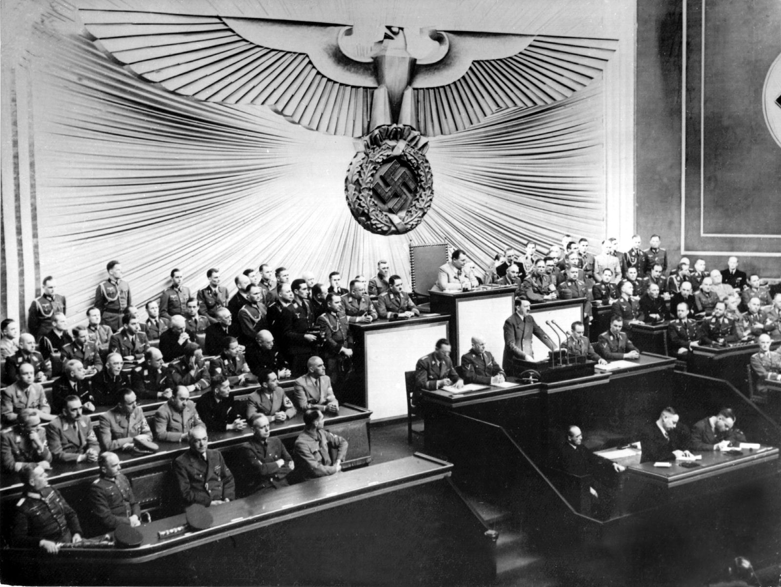 Auch Adolf Hitler, hier bei seiner Rede vor dem Reichstag in Berlin am 1. September 1939, findet sich in den Unterlagen des US-Nationalarchivs.