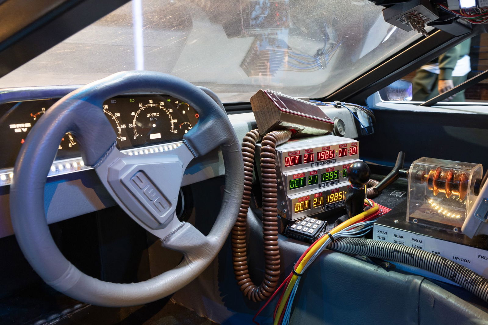 Bei einem Blick ins Innere des DeLorean finden sich viele bekannte Details aus den Filmen.