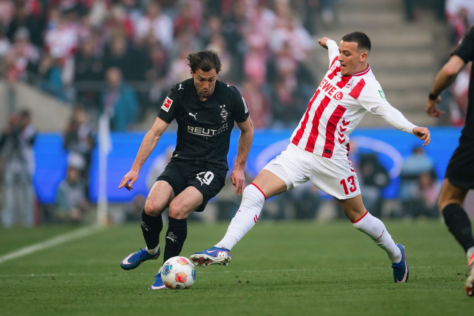 Rivalen am Rhein: Kölns Torschütze Said El Mala (r) im Zweikampf mit dem Gladbacher Joe Scally.