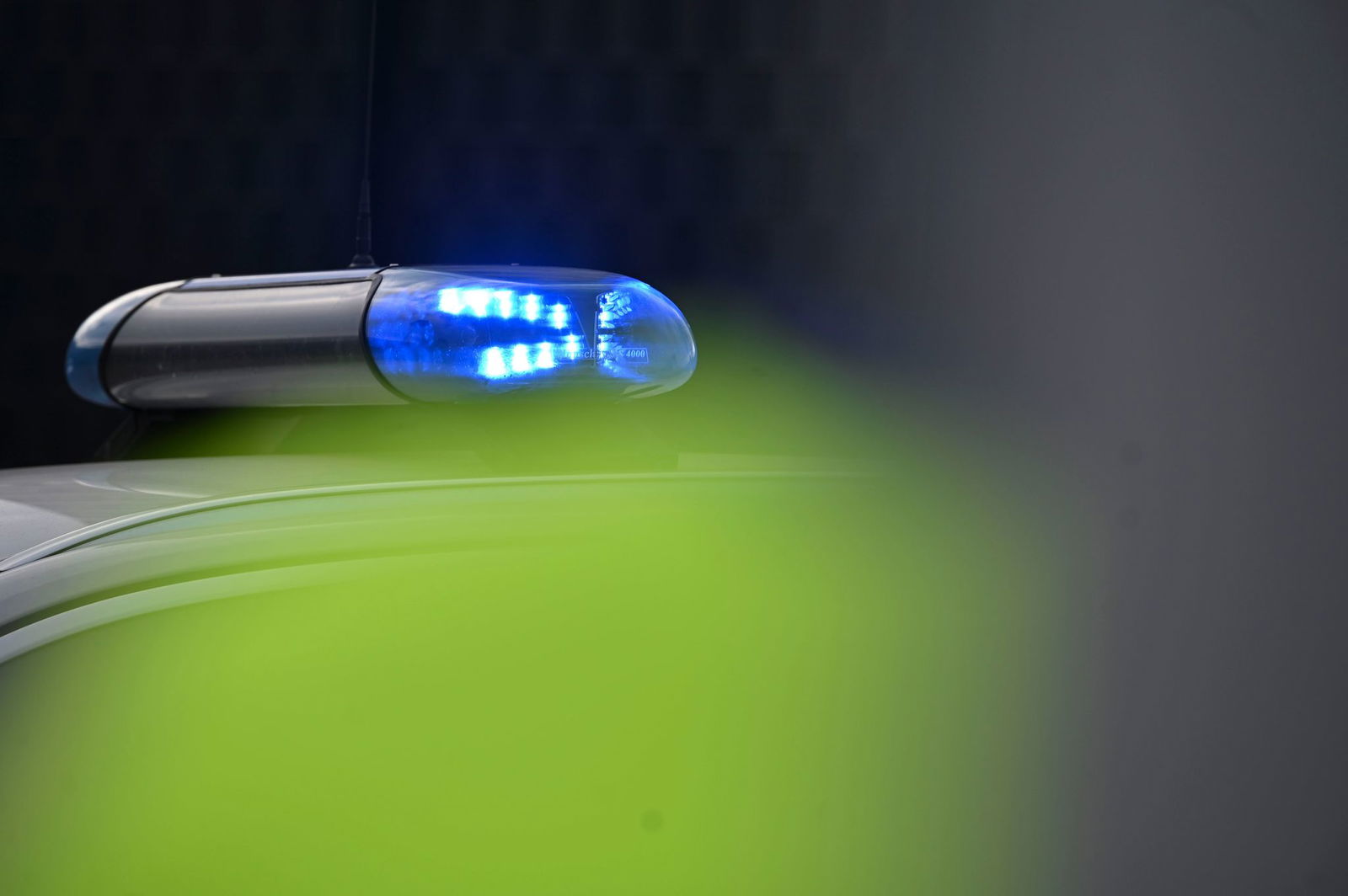 Unbekannte haben zwei Fahrscheinprüfer in Pforzheim attackiert. (Symbolbild)