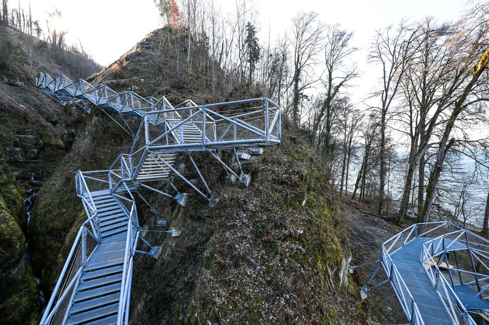 Zig Stufen führen die Schlucht entlang. 