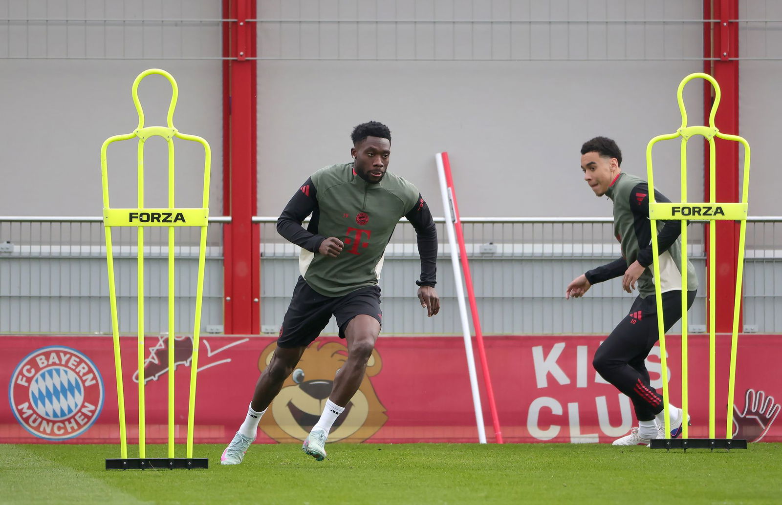Alphonso Davies (l) und Jamal Musiala im Abschlusstraining.
