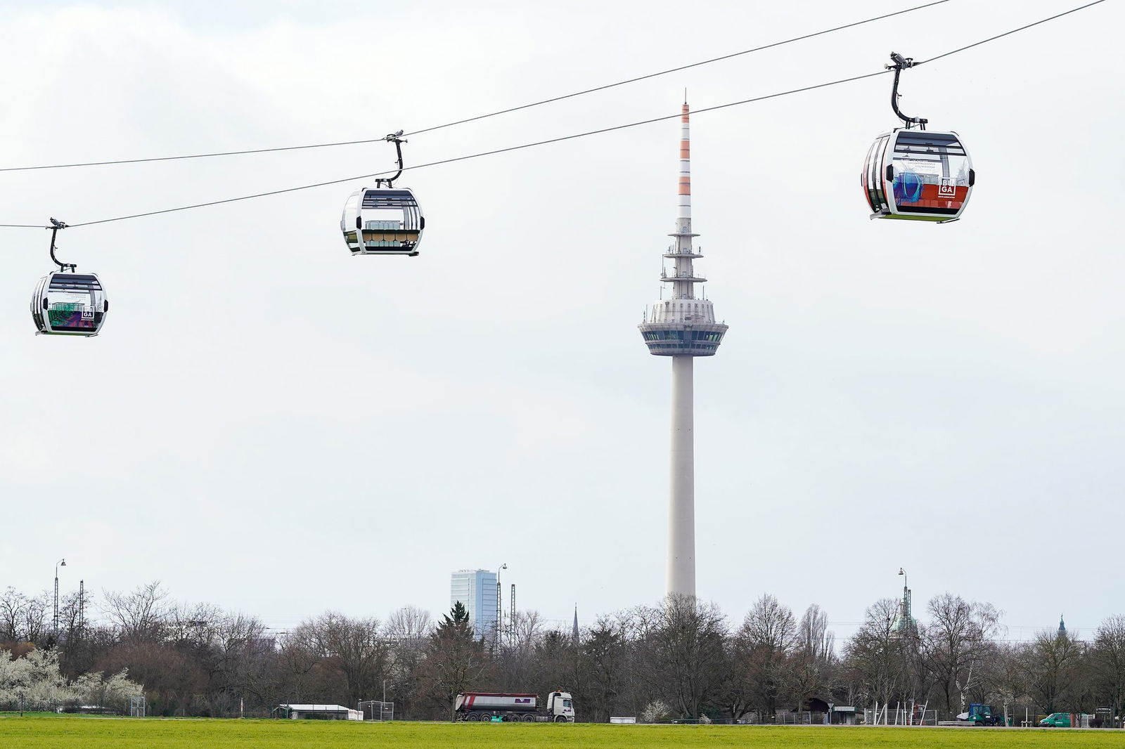 Mit seinen rund 218 Metern ist der Fernmeldeturm das höchste Gebäude Mannheims. (Archivbild)