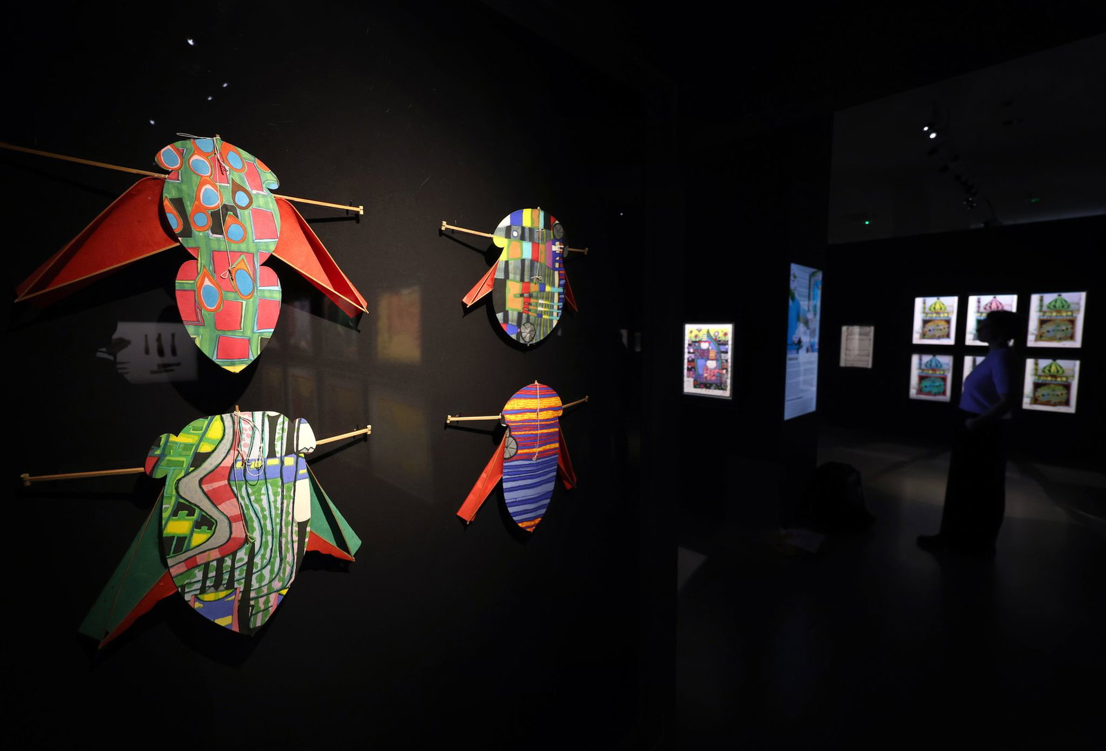 Der Künstler schuf auch Zikadendrachen aus japanischen Farbholzschnitten.