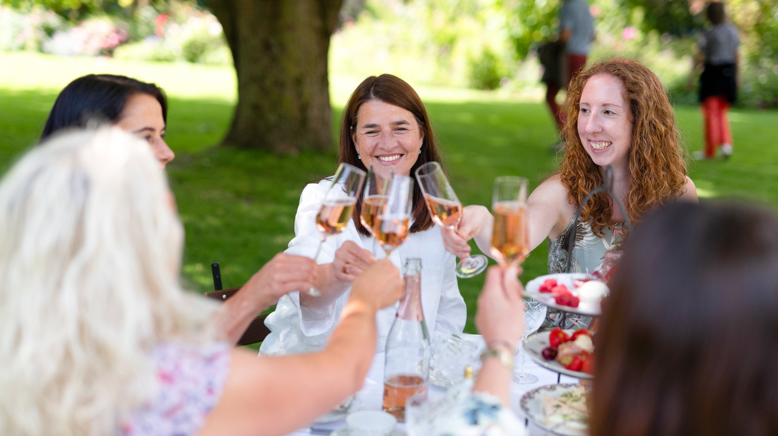 Frauen stoßen mit Sekt an