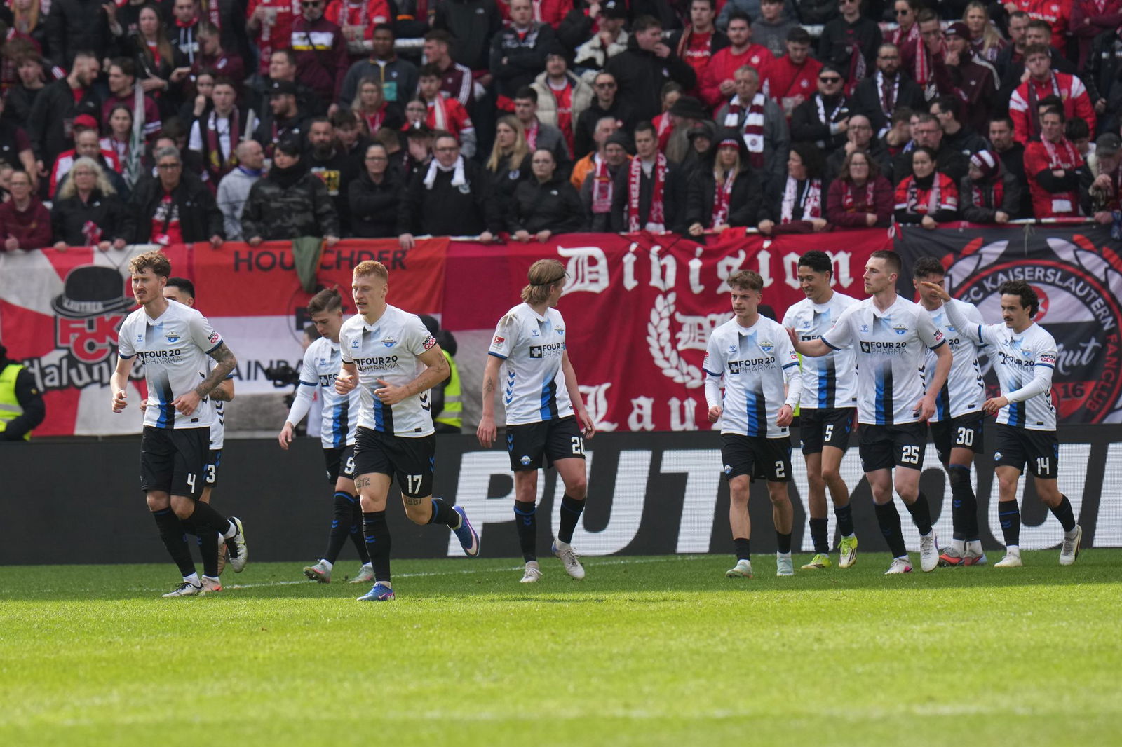 Paderborn gewinnt in Kaiserslautern.