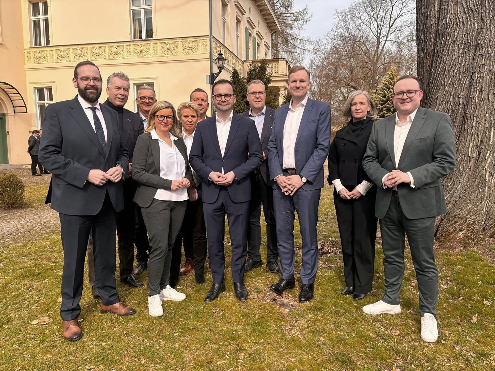 Für die Brandenburger CDU kommen Jan Redmann als Innenminister, Martina Klement als Wirtschaftsministerin und Gordon Hoffmann als Bildungsminister ins künftige Kabinett. 