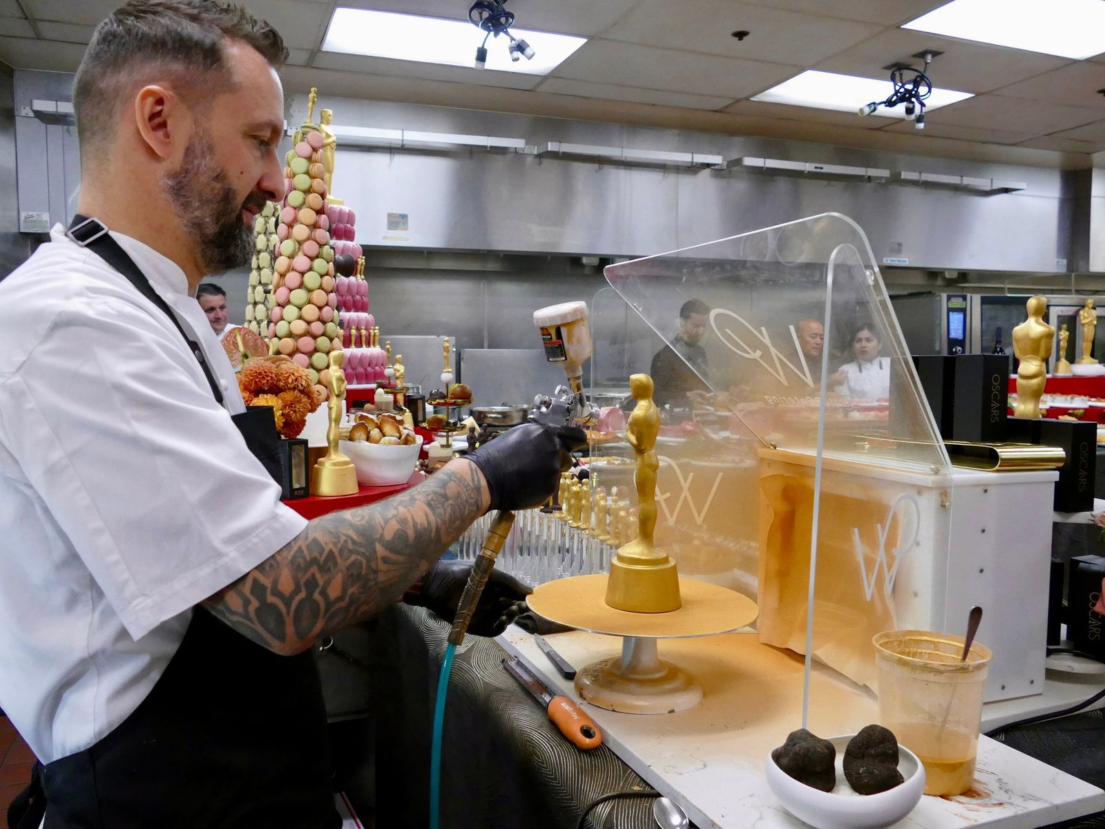 Der französische Konditor Garry Larduinat packt beim Vergolden mit an. 