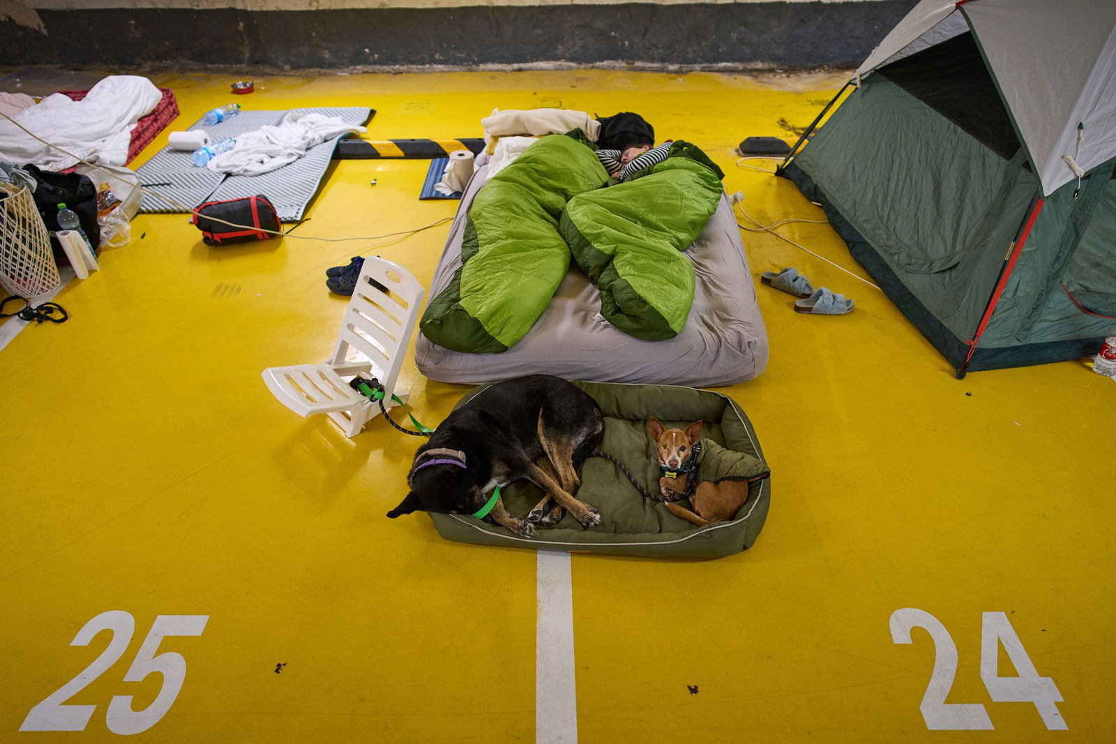 Viele Menschen in Israel schlafen derzeit in Tiefgaragen oder Schutzräumen. (Archivbild)