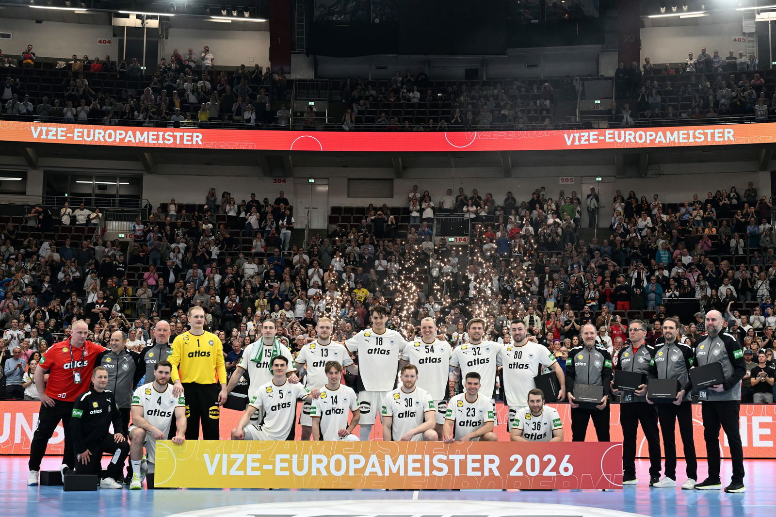 Die deutschen Handballer feierten gemeinsam noch einmal die Vize-Europameisterschaft.