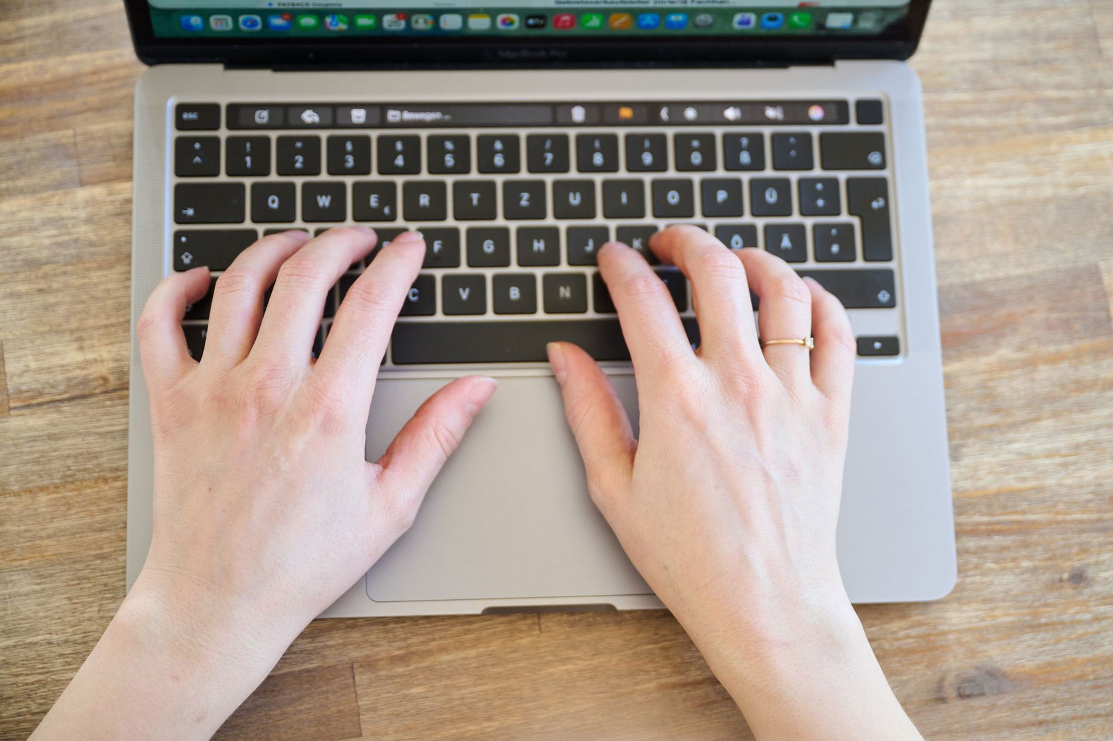 Bei dem «CEO-Fraud» geben sich Betrüger gegenüber Mitarbeitende als Führungskräfte aus. (Symbolbild)